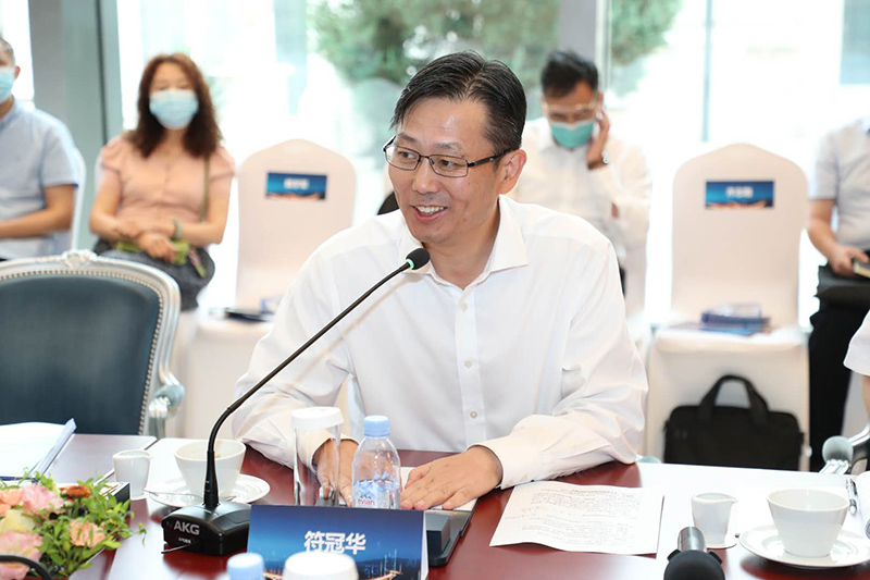 “老交通”智庫執(zhí)行副主任、蘇交科集團(tuán)董事長符冠華主持沙龍.jpg